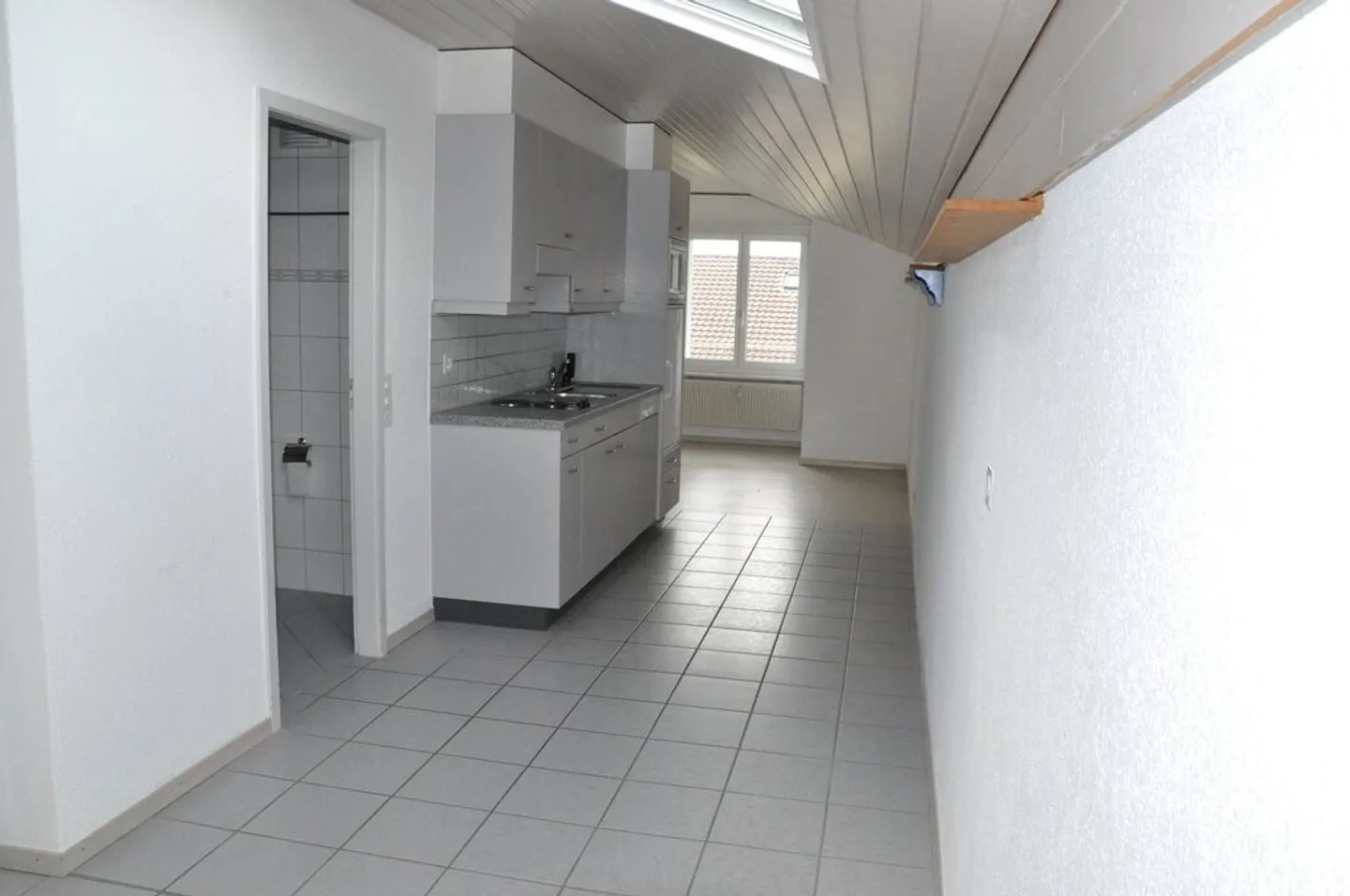 Small jewel seeks resident - Photo 2 of 5