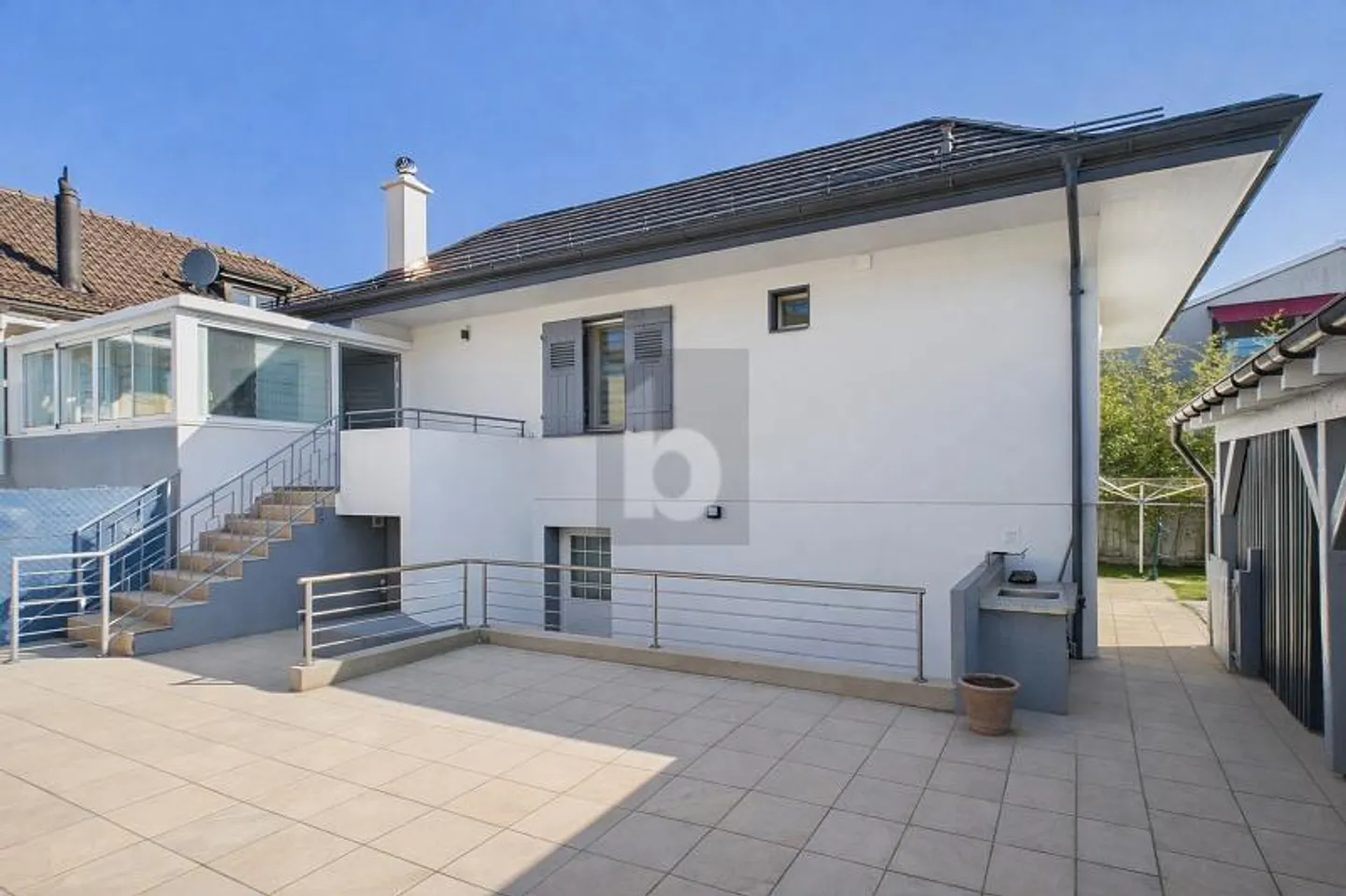 VILLA SUD CON 3 APPARTAMENTI E GIARDINO LATO LAGO - Foto 2 di 6