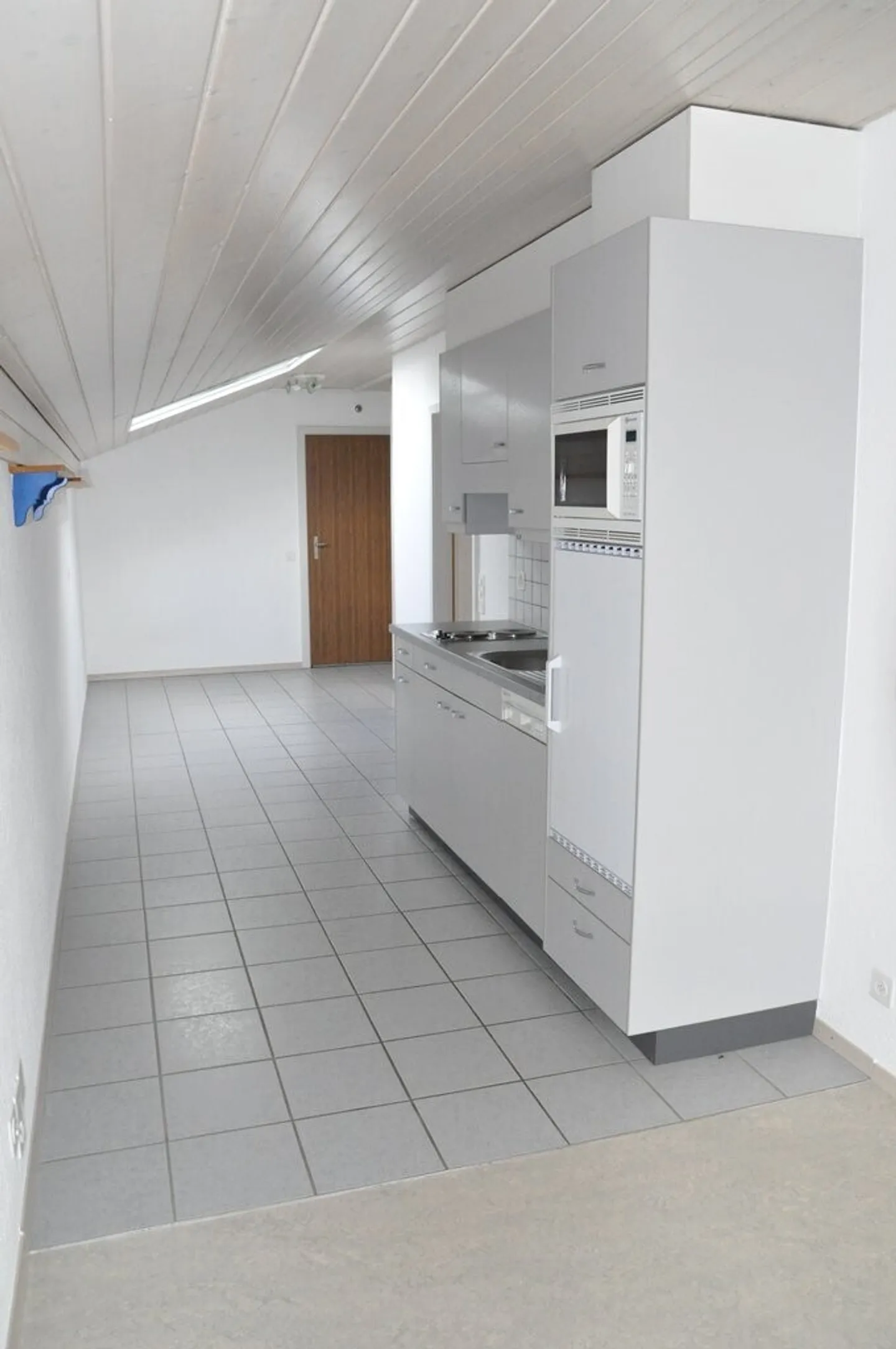 Small jewel seeks resident - Photo 3 of 5