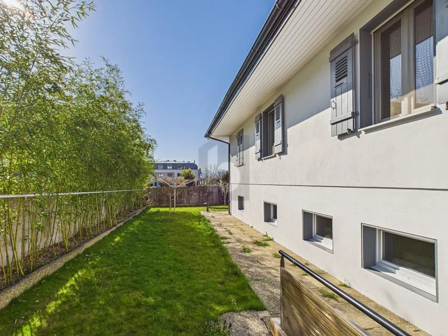 VILLA SUD CON 3 APPARTAMENTI E GIARDINO LATO LAGO - Foto 3 di 6