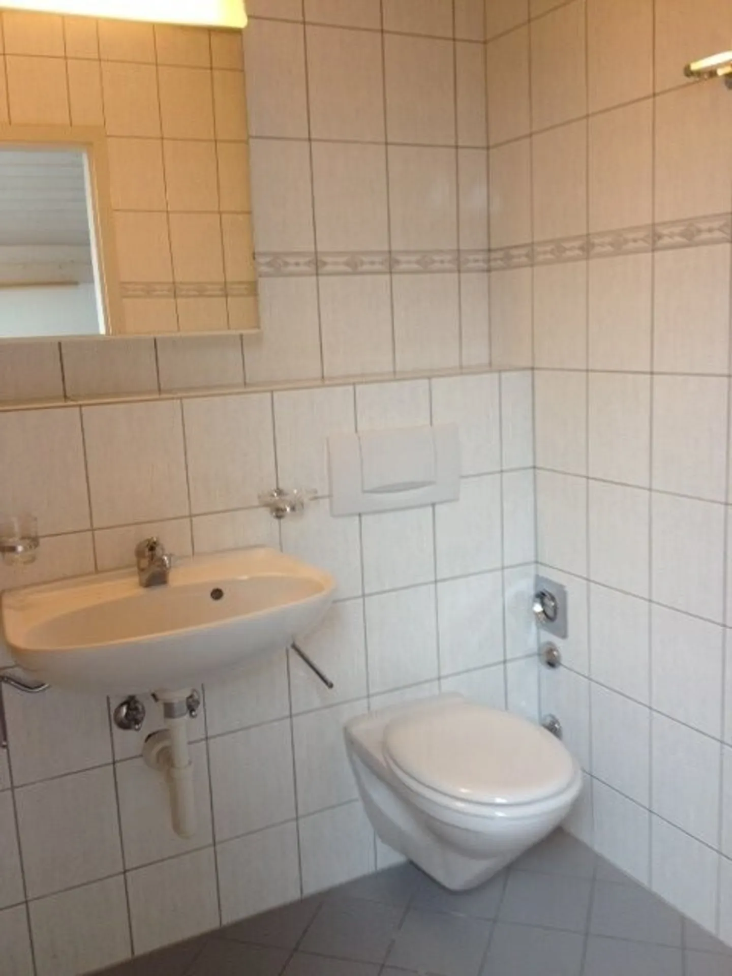 Small jewel seeks resident - Photo 4 of 5