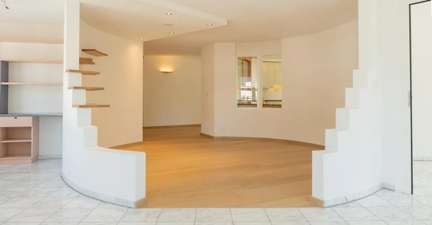 Spacious 4.5-room apartment with studio in an ideal location in Visp - Photo 3 of 11
