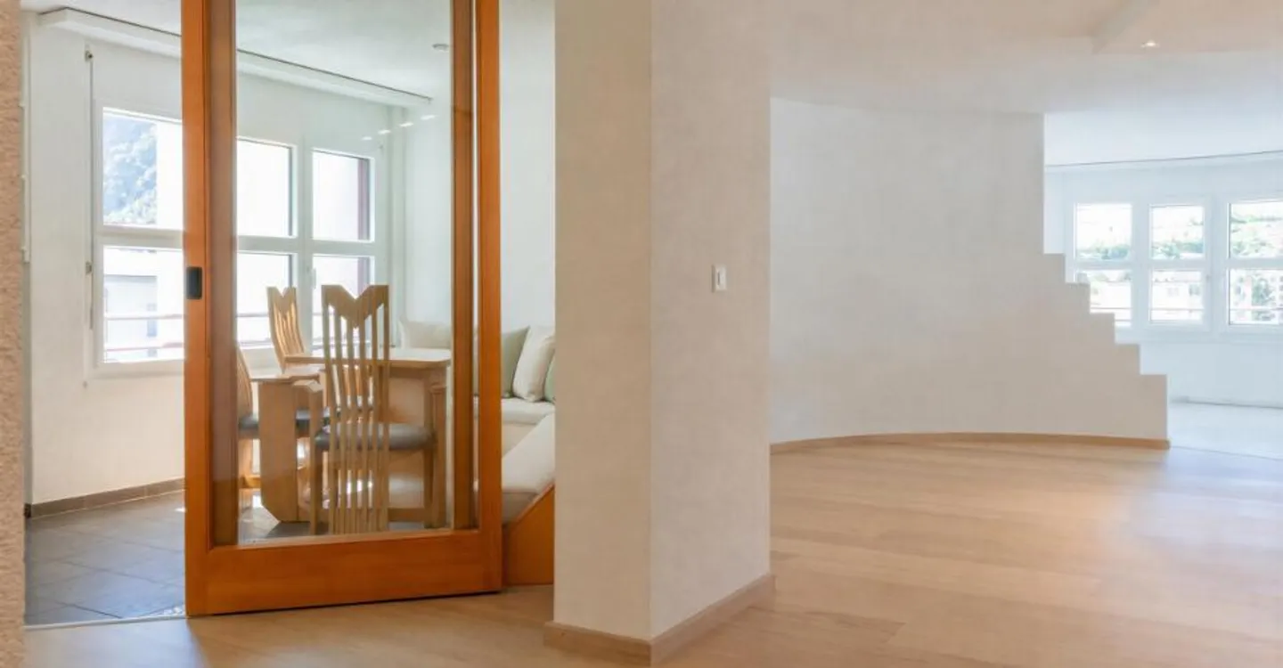 Spacious 4.5-room apartment with studio in an ideal location in Visp - Photo 2 of 11