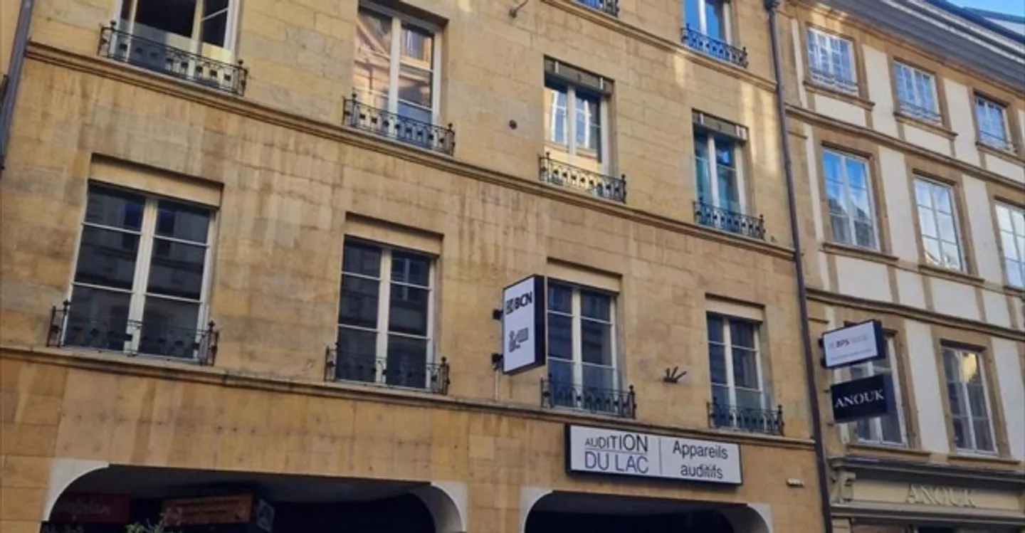 Mixed-use building for rent - Photo 1 of 2