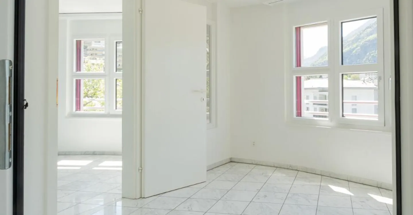 Spacious 4.5-room apartment with studio in an ideal location in Visp - Photo 8 of 11