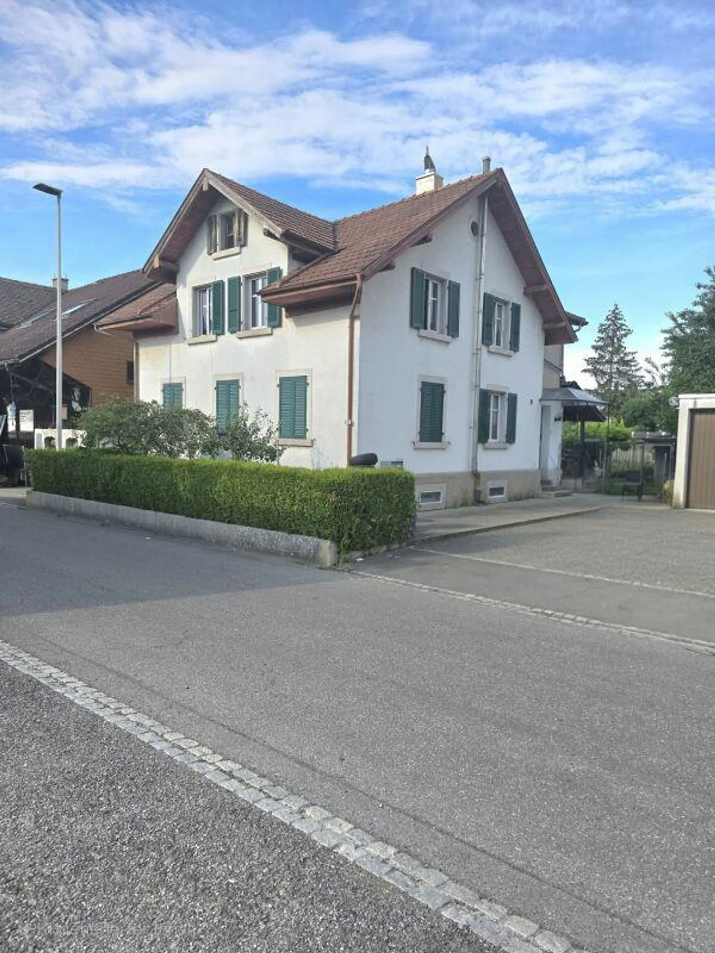 Freistehendes Einfamililenhaus mit je einer Wohnung pro Stockwerk und Bauparzelle - Foto 2 di 16