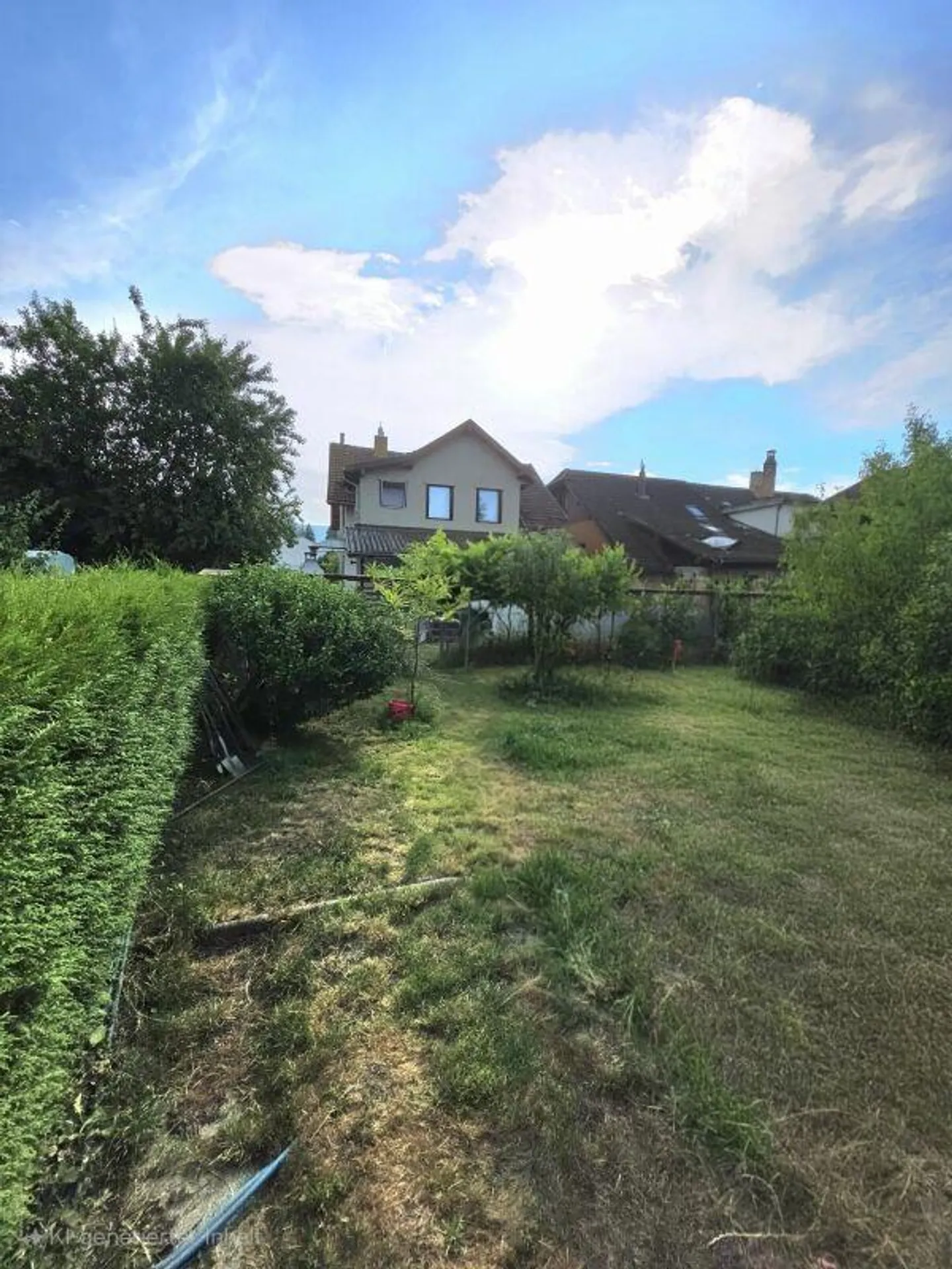 Freistehendes Einfamililenhaus mit je einer Wohnung pro Stockwerk und Bauparzelle - Foto 3 di 16