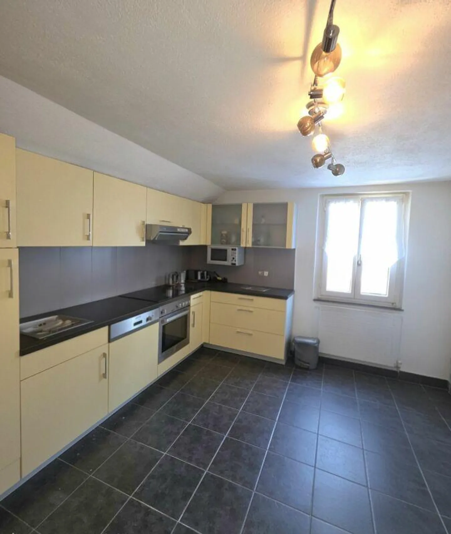 Freistehendes Einfamililenhaus mit je einer Wohnung pro Stockwerk und Bauparzelle - Foto 5 di 16