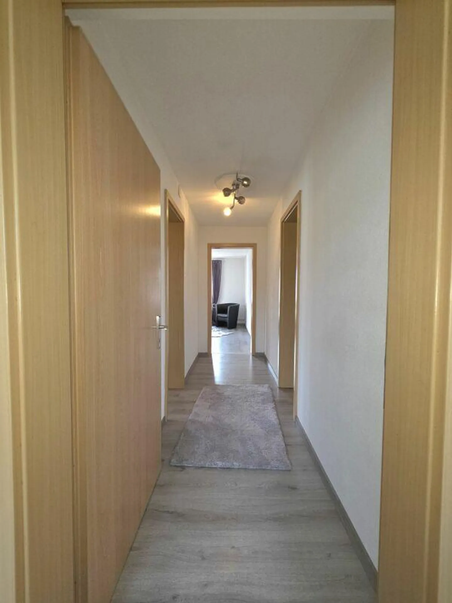 Freistehendes Einfamililenhaus mit je einer Wohnung pro Stockwerk und Bauparzelle - Foto 9 di 16