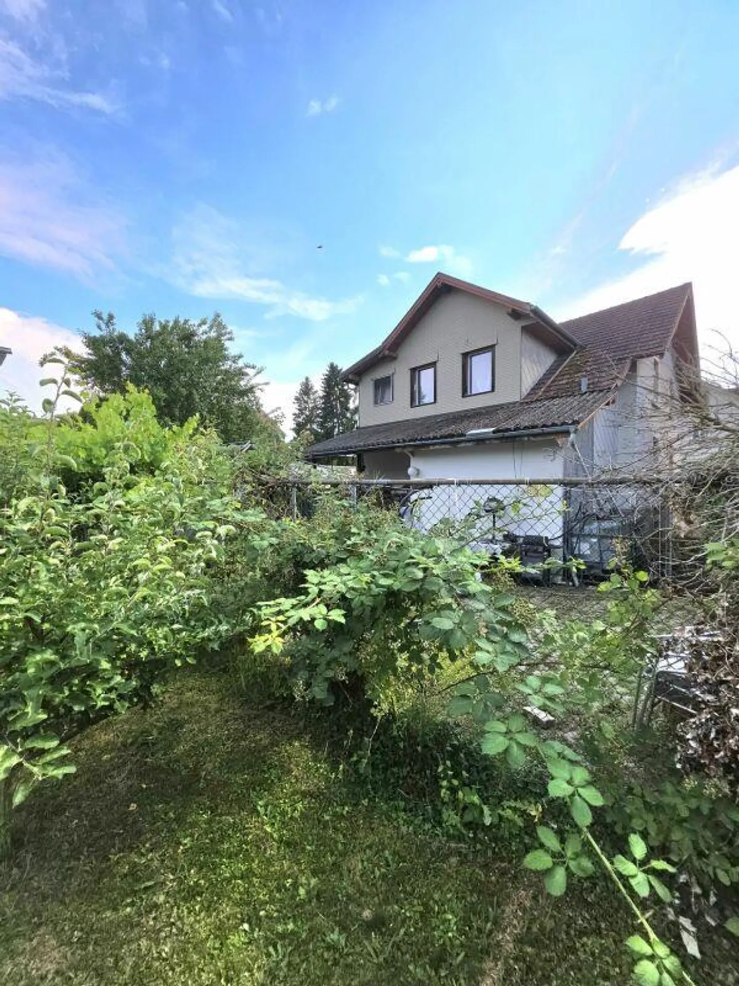 Freistehendes Einfamililenhaus mit je einer Wohnung pro Stockwerk und Bauparzelle - Foto 15 di 16