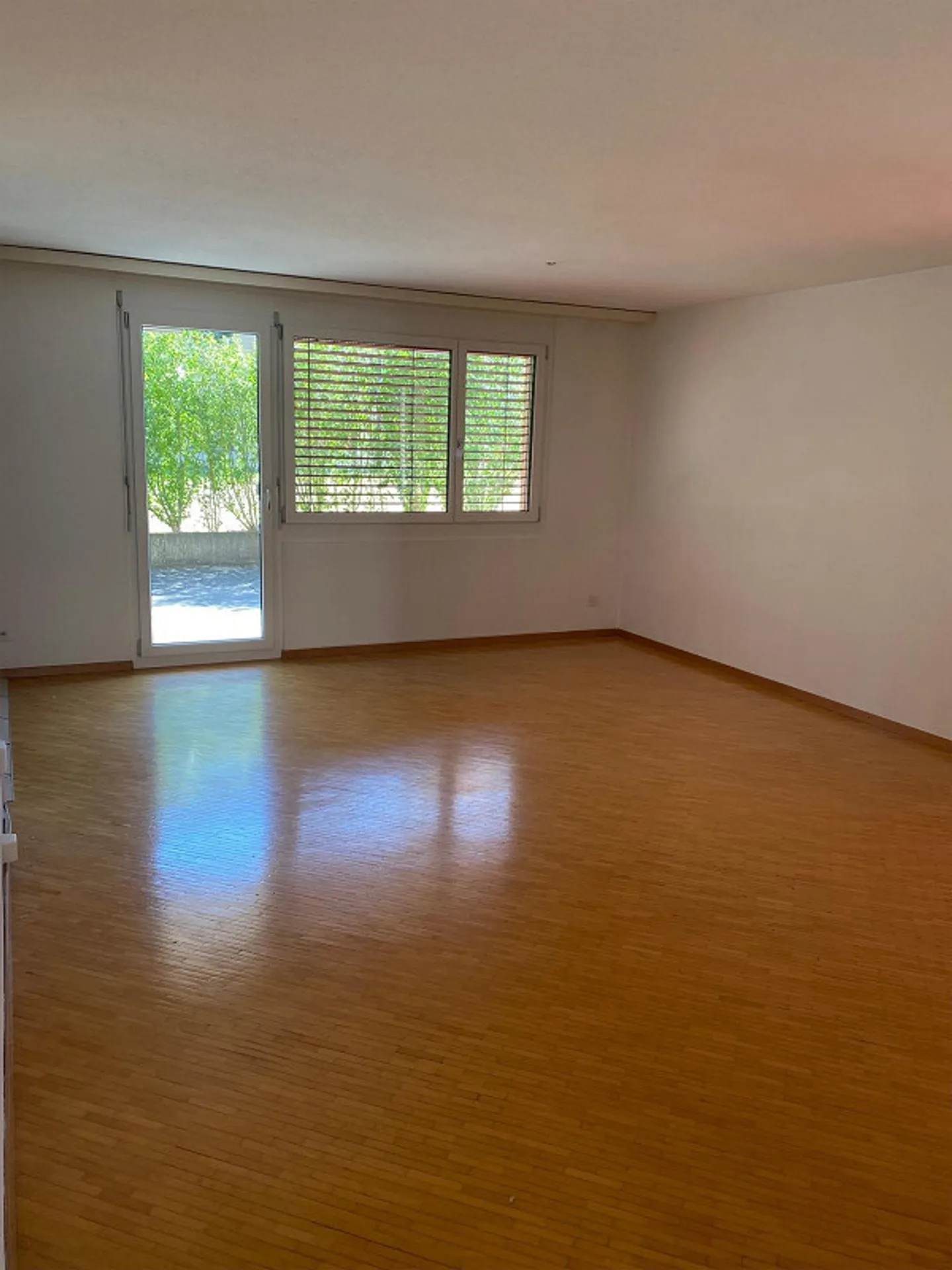 Appartement spacieux de 3,5 pièces avec patio et place de parking souterrain - Photo 3 sur 10