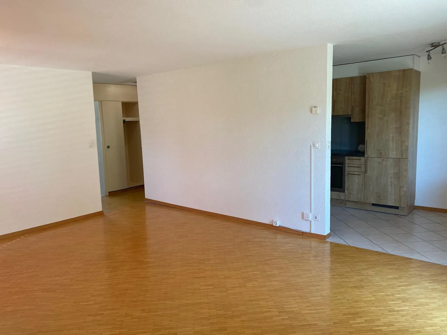 Appartement spacieux de 3,5 pièces avec patio et place de parking souterrain - Photo 4 sur 10