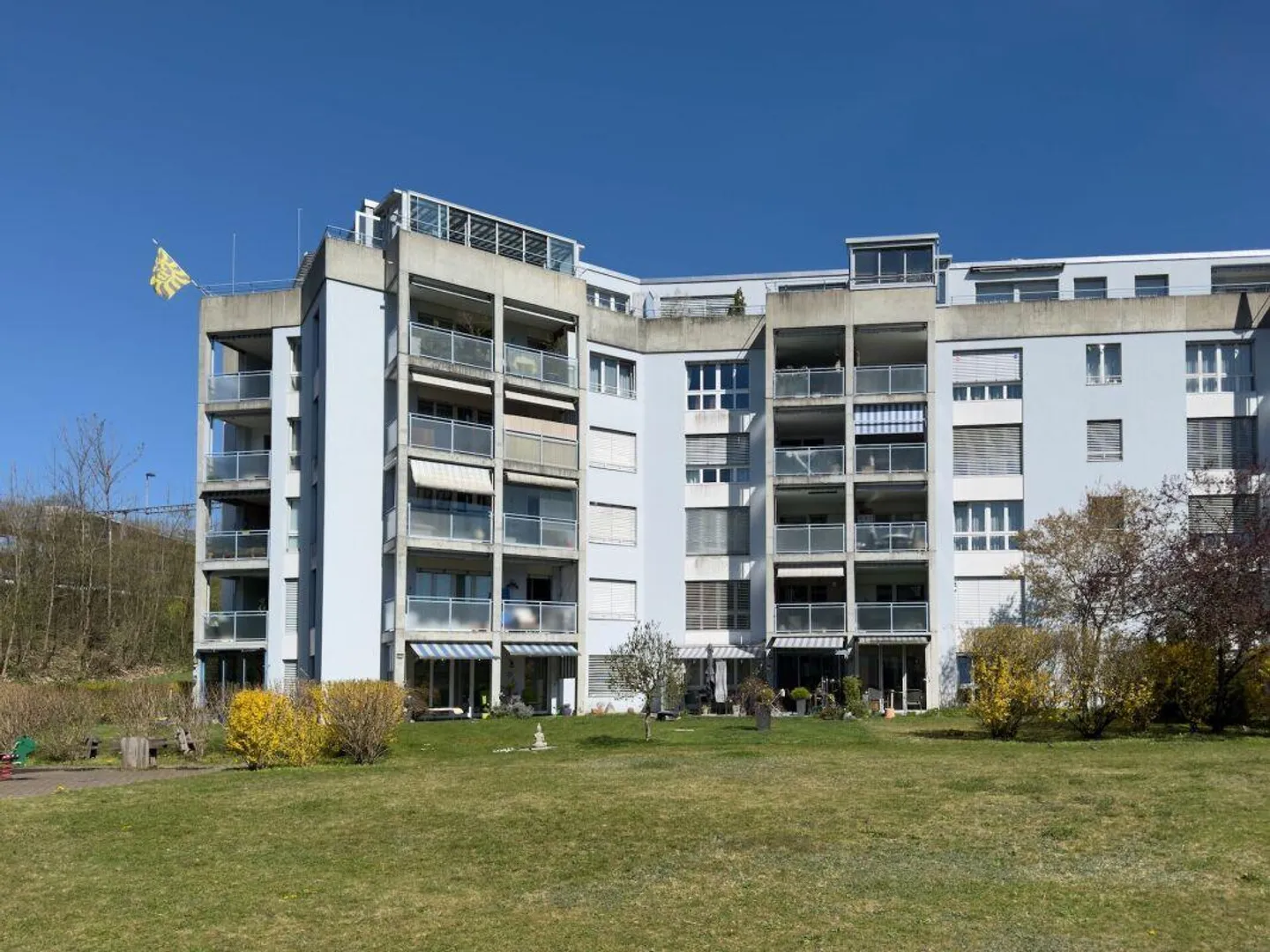 Living near the Aare: Sunny 2.5-room apartment with balcony and views... - Photo 19 of 21