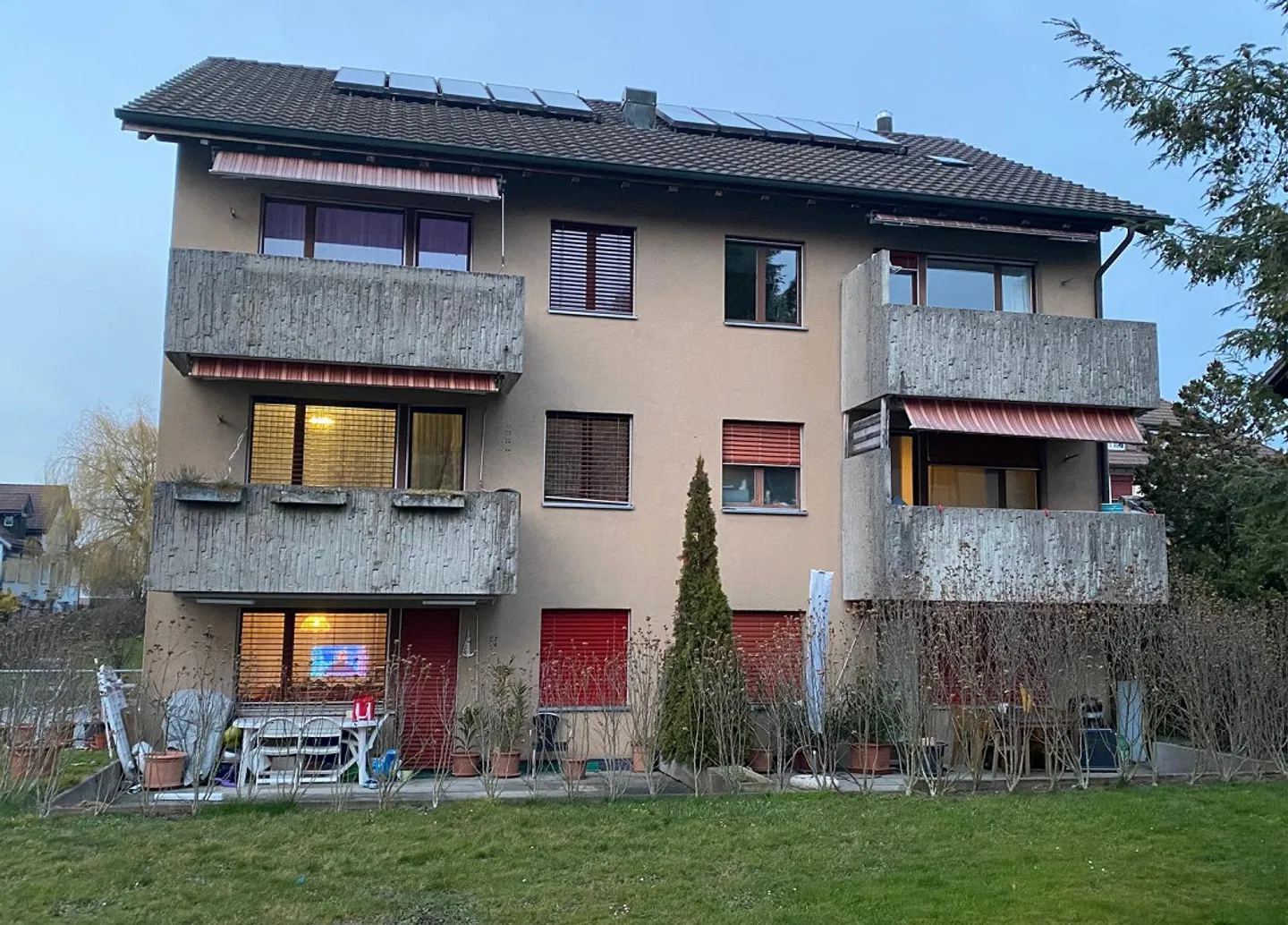 Appartement spacieux de 3,5 pièces avec patio et place de parking souterrain - Photo 2 sur 10
