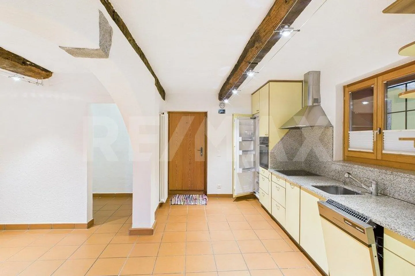 Une maison du cœur de village qui ne suit pas les règles - Photo 4 sur 13