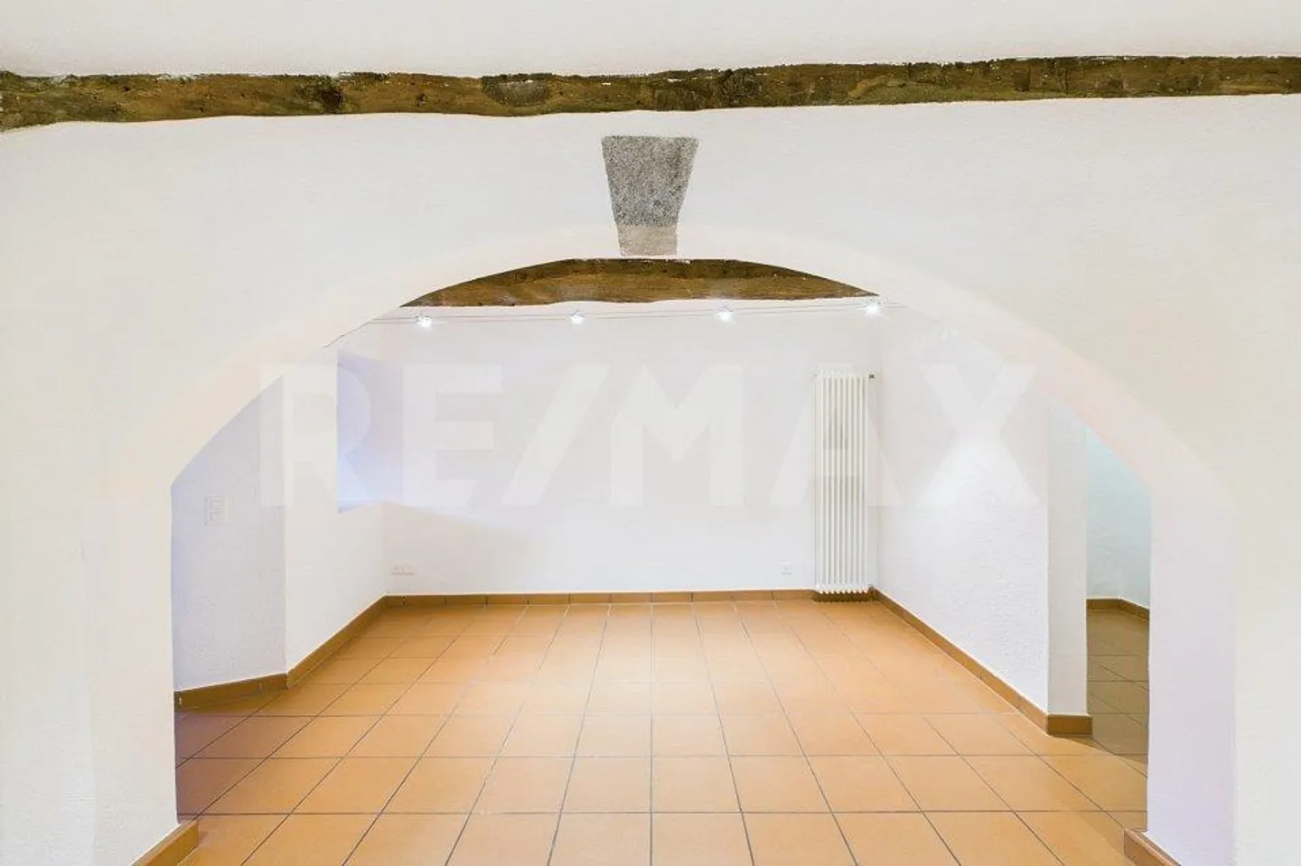 Une maison du cœur de village qui ne suit pas les règles - Photo 8 sur 13