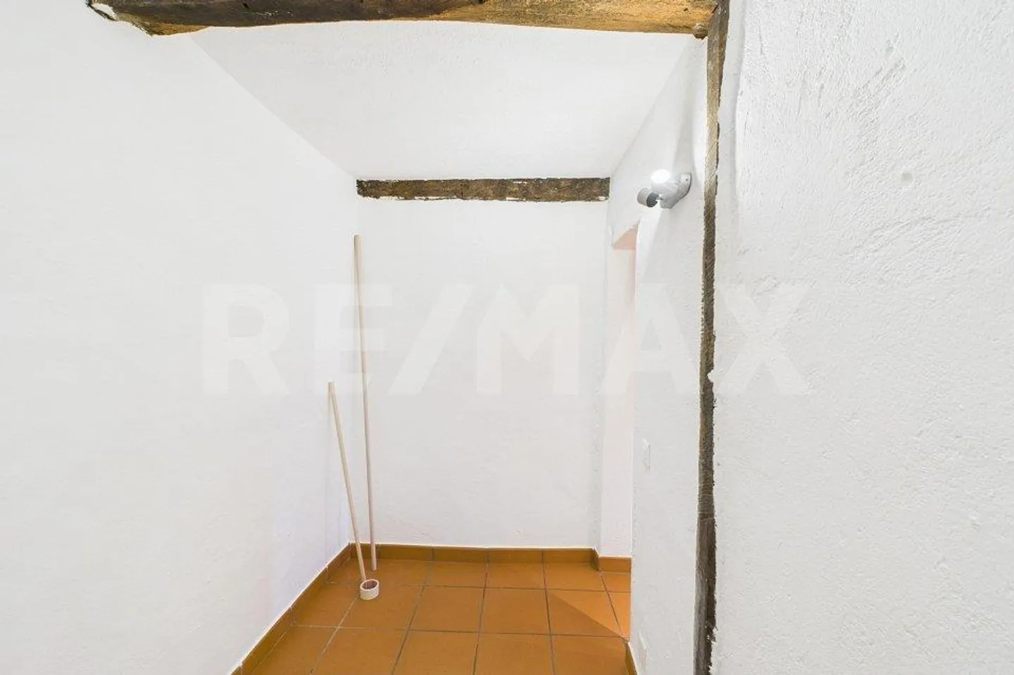 Une maison du cœur de village qui ne suit pas les règles - Photo 9 sur 13