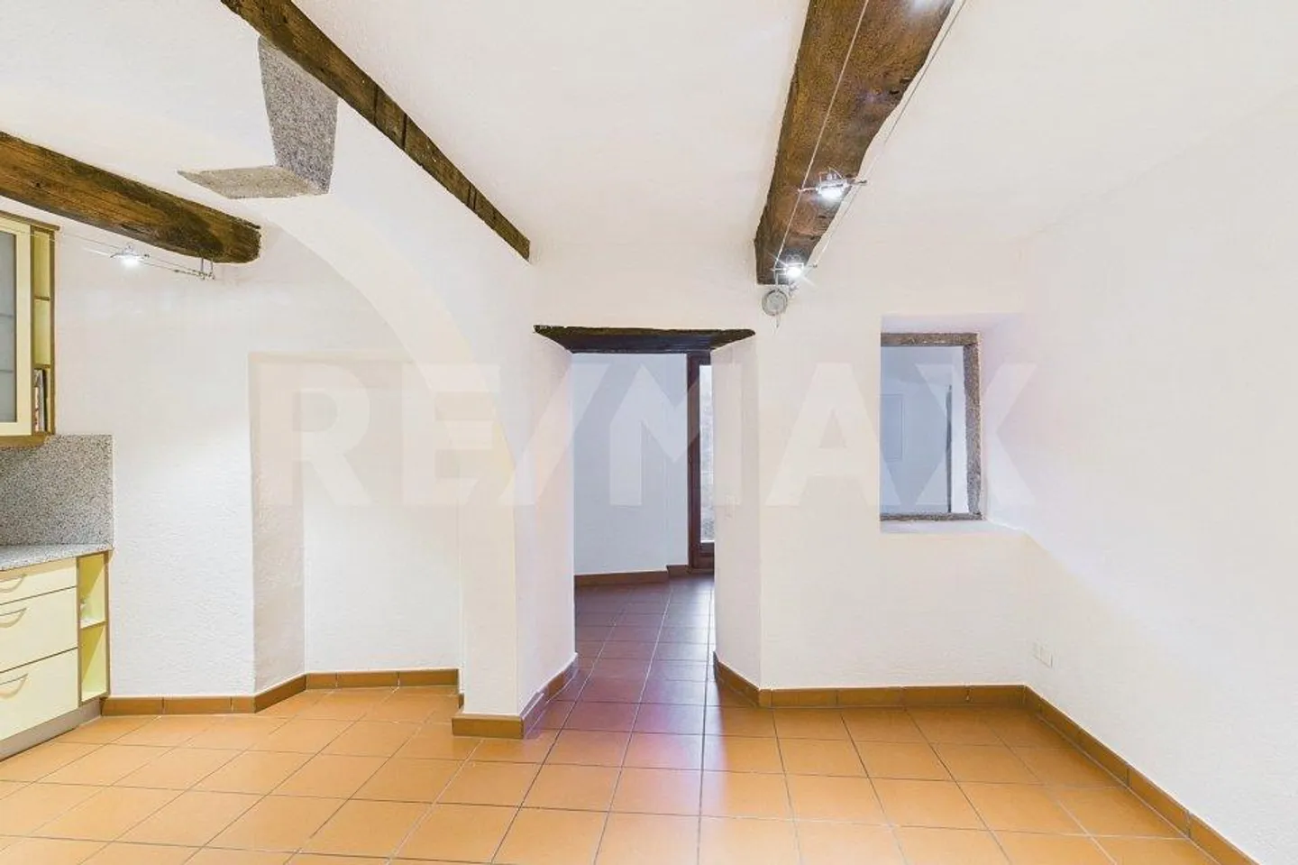 Une maison du cœur de village qui ne suit pas les règles - Photo 10 sur 13