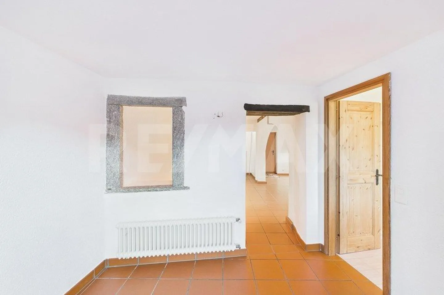 Une maison du cœur de village qui ne suit pas les règles - Photo 11 sur 13