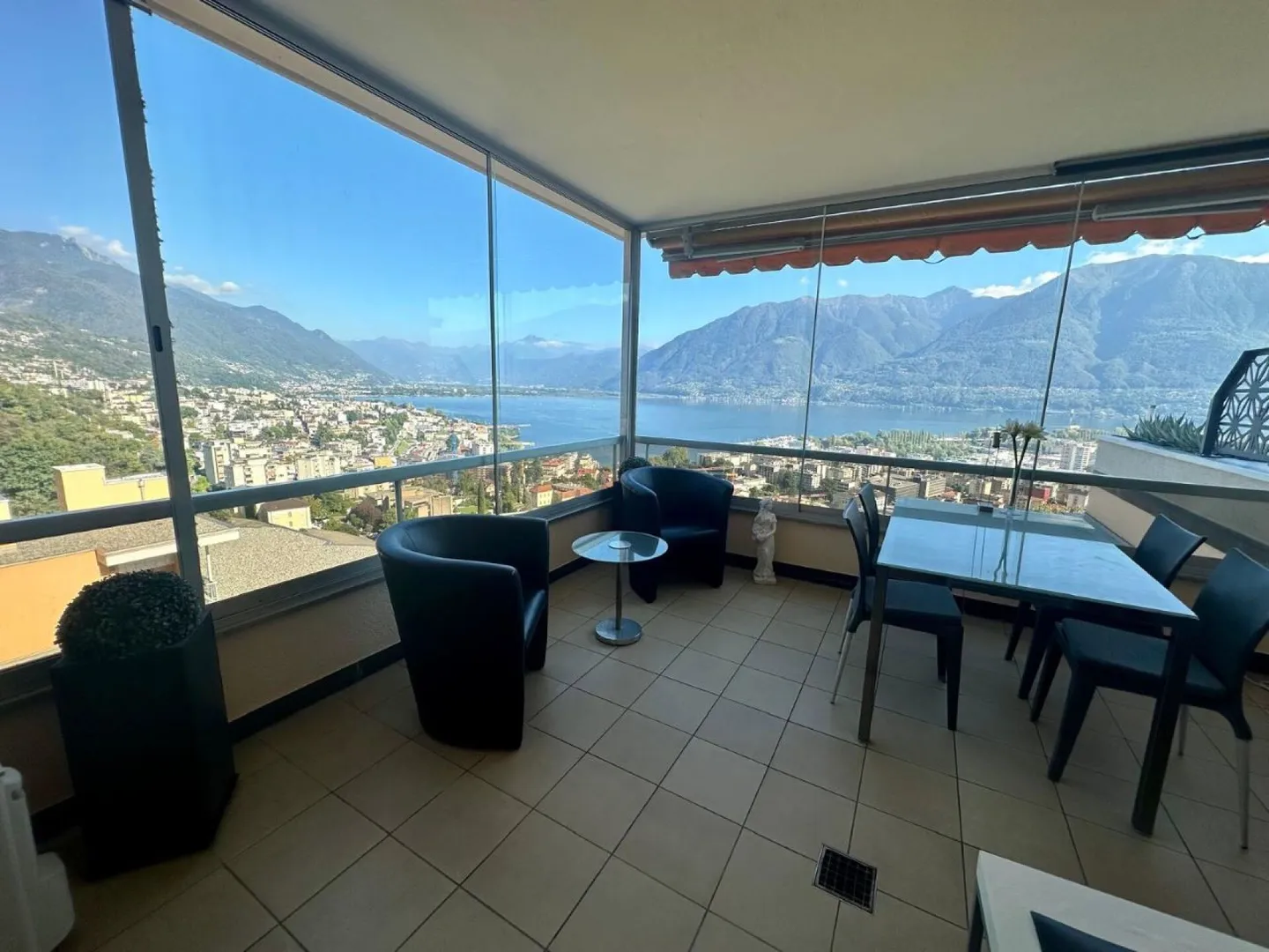 Appartement meublé 2.5 pièces avec vue imprenable sur le lac - Photo 3 sur 7