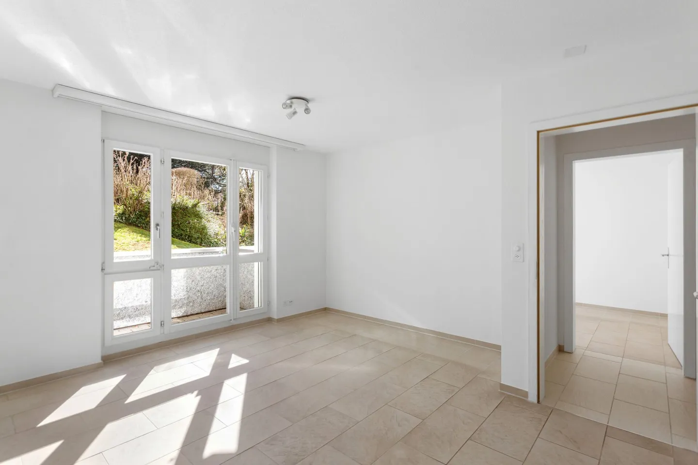 Stilvolle Wohnung mit Garten - Foto 9 von 13