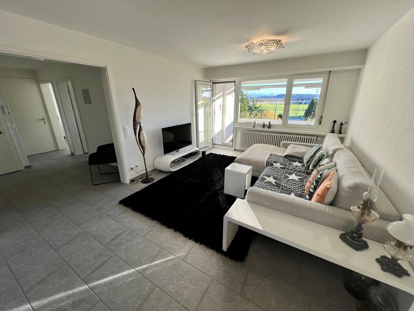 Lichtdurchflutete 3.5-Zimmer-Wohnung mit Balkon und schöner Aussicht - Foto 1 von 7