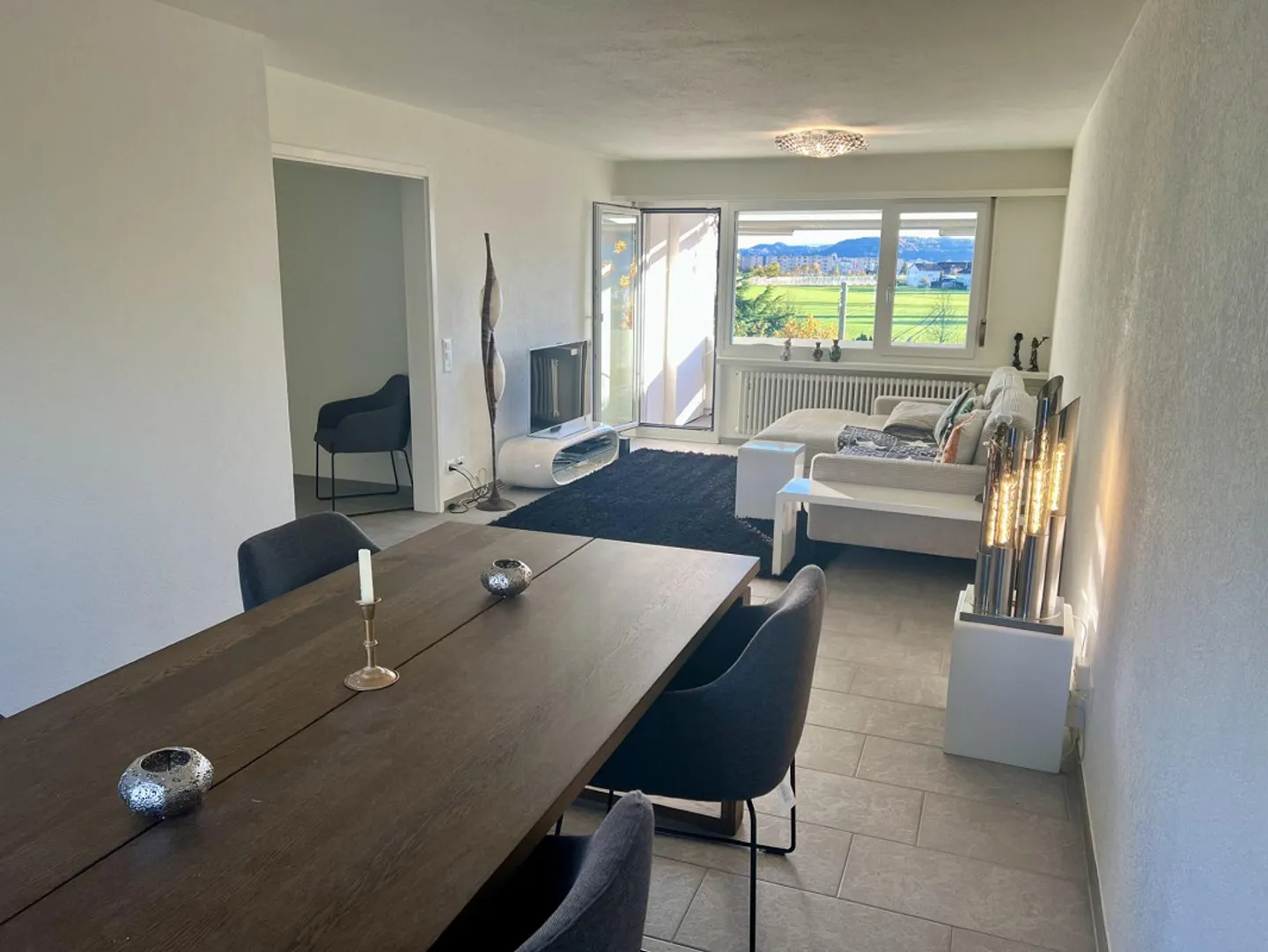 Lichtdurchflutete 3.5-Zimmer-Wohnung mit Balkon und schöner Aussicht - Foto 2 von 7