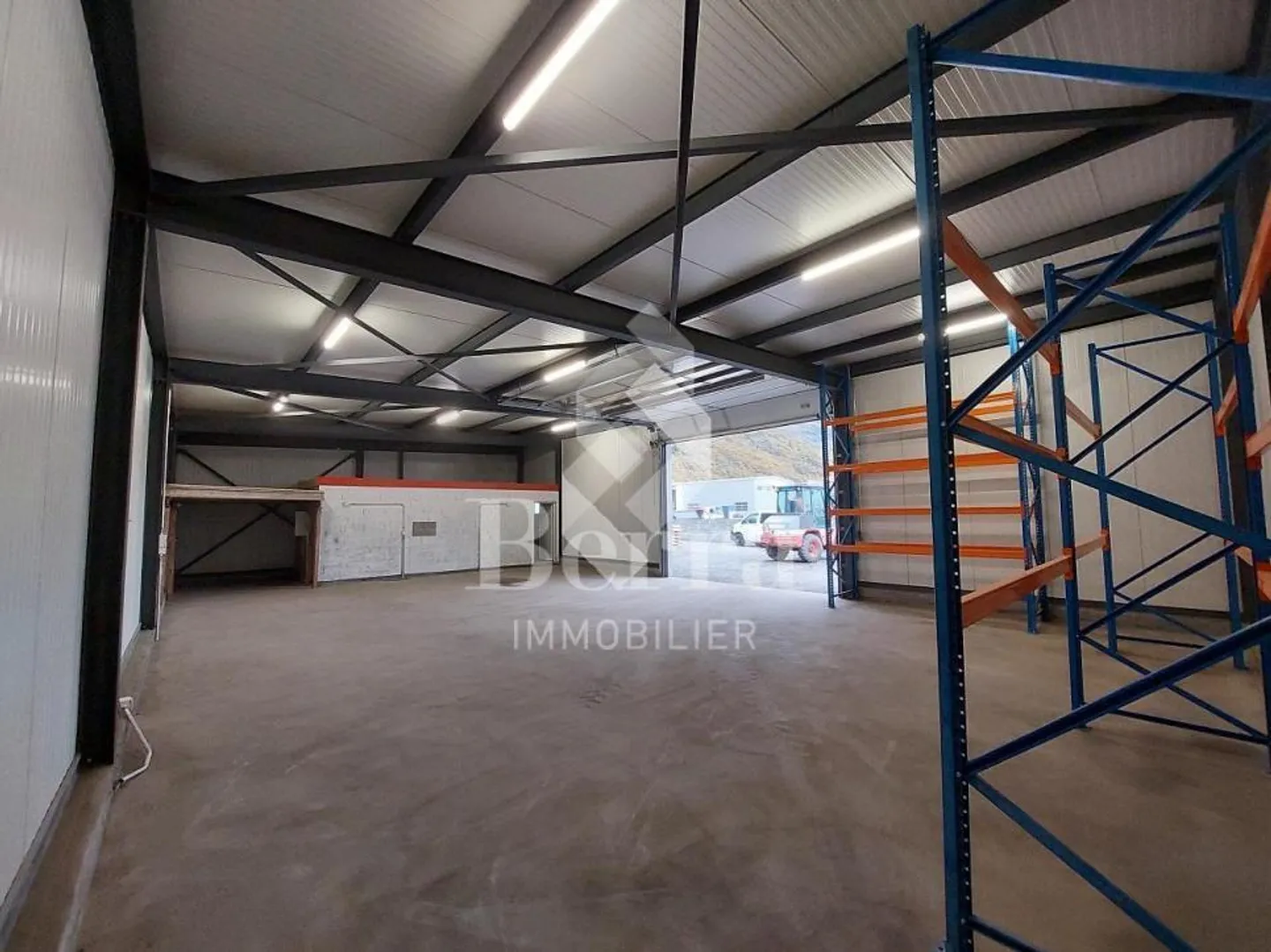 Saxe! Halles industrielles + espace de stockage + surface de vente + appartement de service! - Photo 1 sur 13