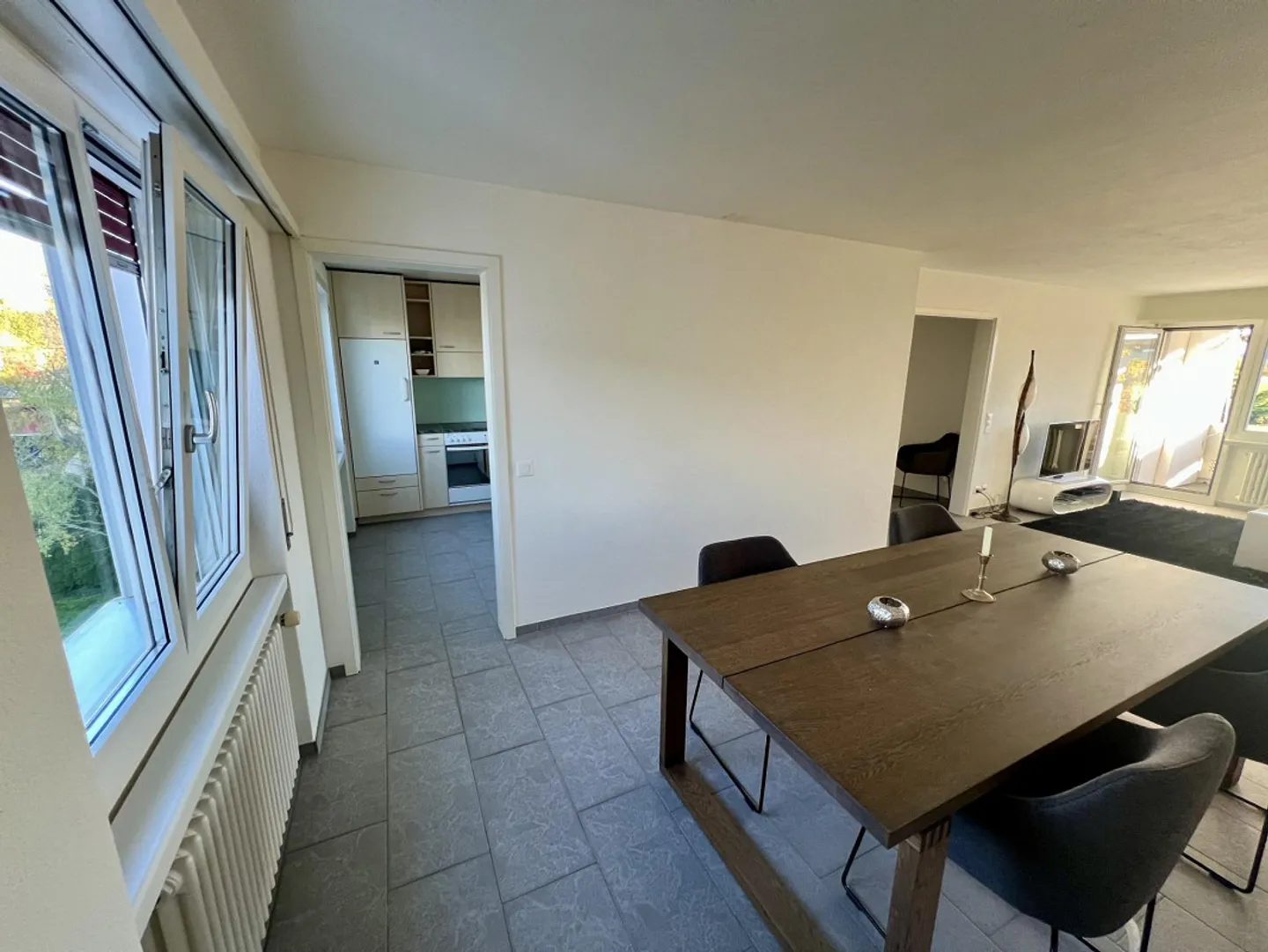 Lichtdurchflutete 3.5-Zimmer-Wohnung mit Balkon und schöner Aussicht - Foto 3 von 7