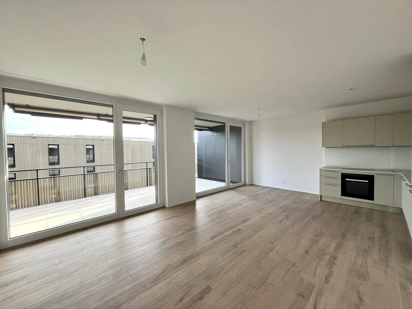 05654 - Appart. 3½ Locali - IMP. CHAMP-RIOND 18 - MATRAN - Foto 1 di 9