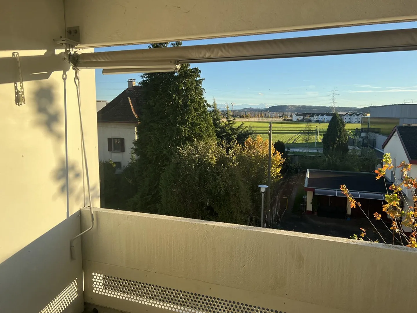 Lichtdurchflutete 3.5-Zimmer-Wohnung mit Balkon und schöner Aussicht - Foto 7 von 7