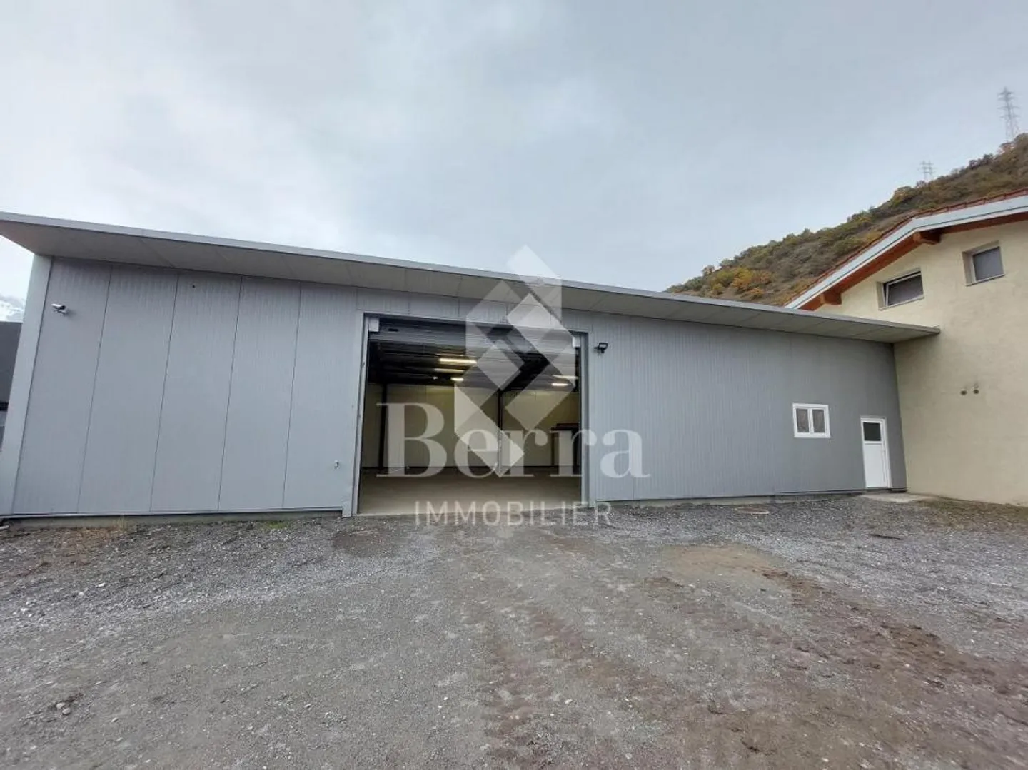 Saxe! Halles industrielles + espace de stockage + surface de vente + appartement de service! - Photo 3 sur 13