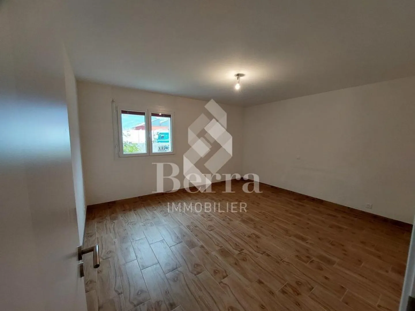 Saxe! Halles industrielles + espace de stockage + surface de vente + appartement de service! - Photo 10 sur 13