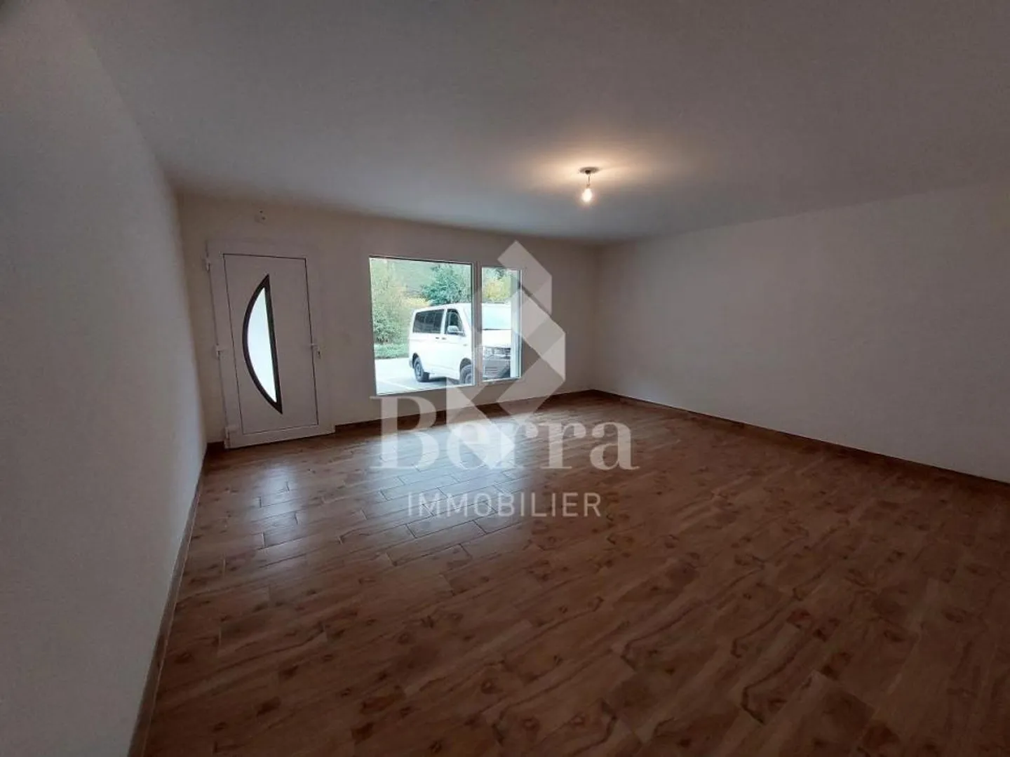 Saxe! Halles industrielles + espace de stockage + surface de vente + appartement de service! - Photo 12 sur 13