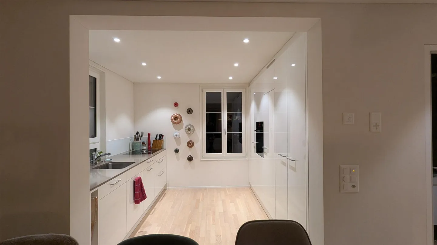 Appartamento centrale, quasi nuovo di 4,5 stanze con fascino in un edificio storico - Foto 2 di 8