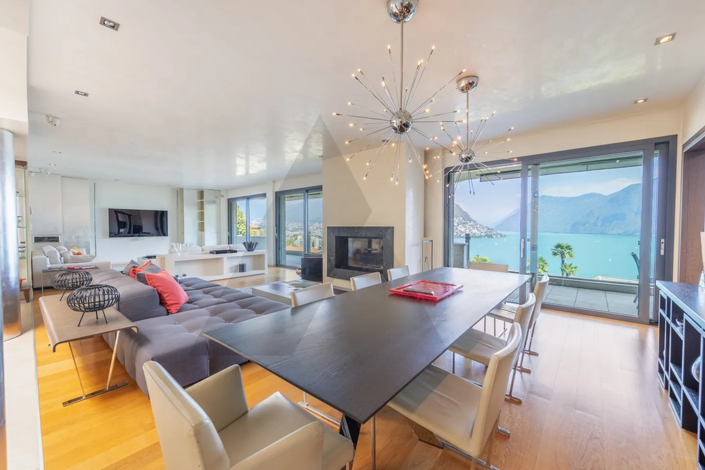Penthouse with Lake Views - Photo 4 of 16