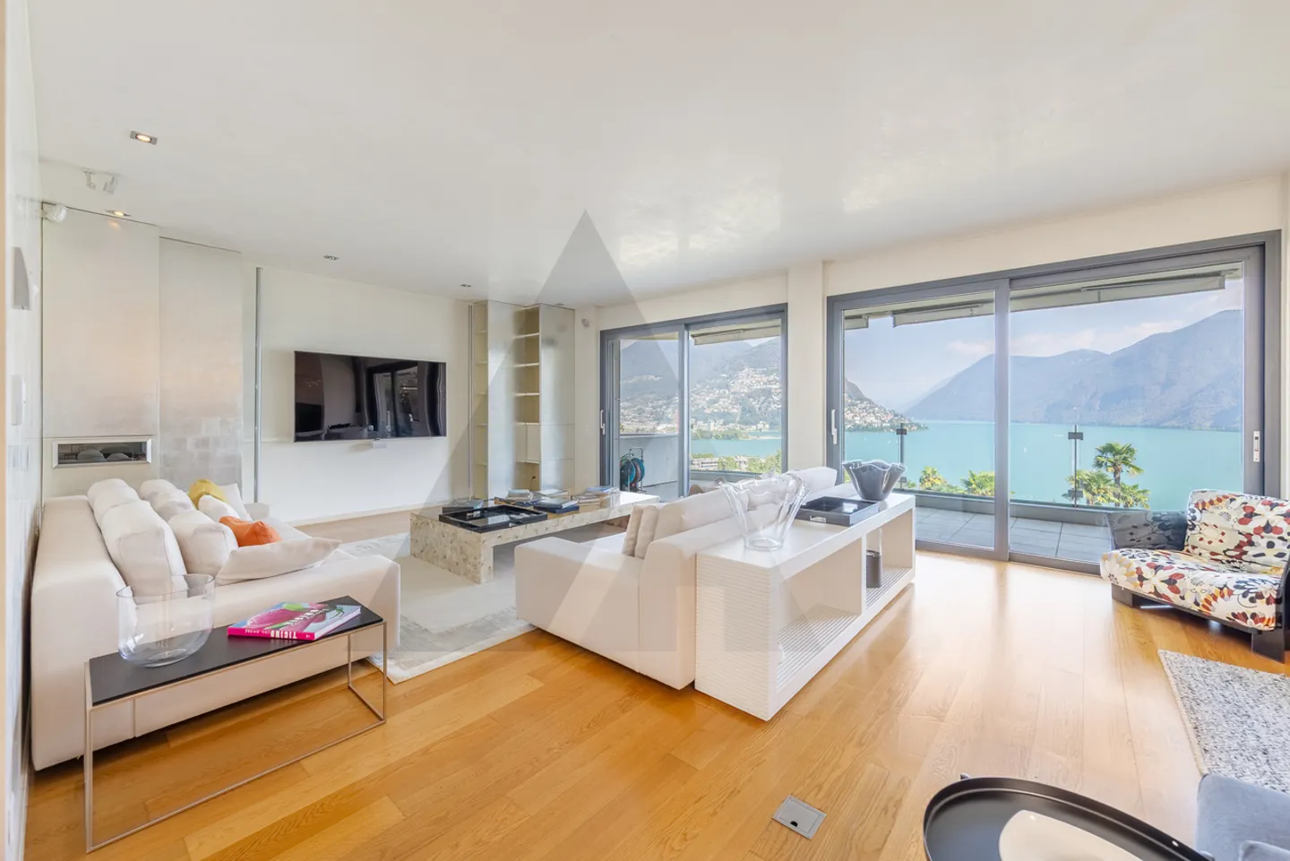 Penthouse with Lake Views - Photo 5 of 16