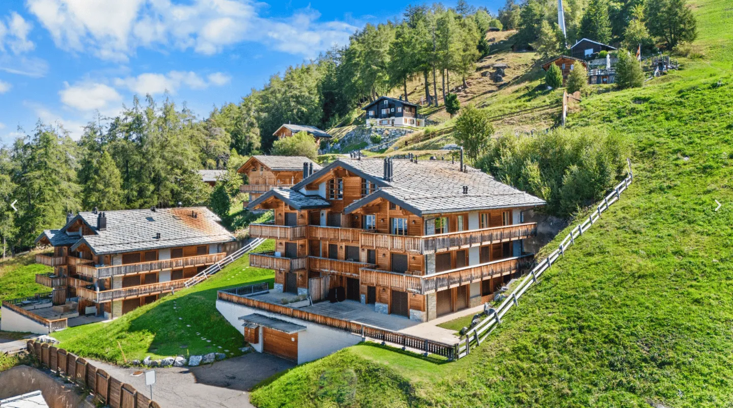 Beautiful Ski-in-Ski-out Apartment with 4.5 Rooms and Stunning Views of the Alps in Veysonnaz - Photo 1 of 13