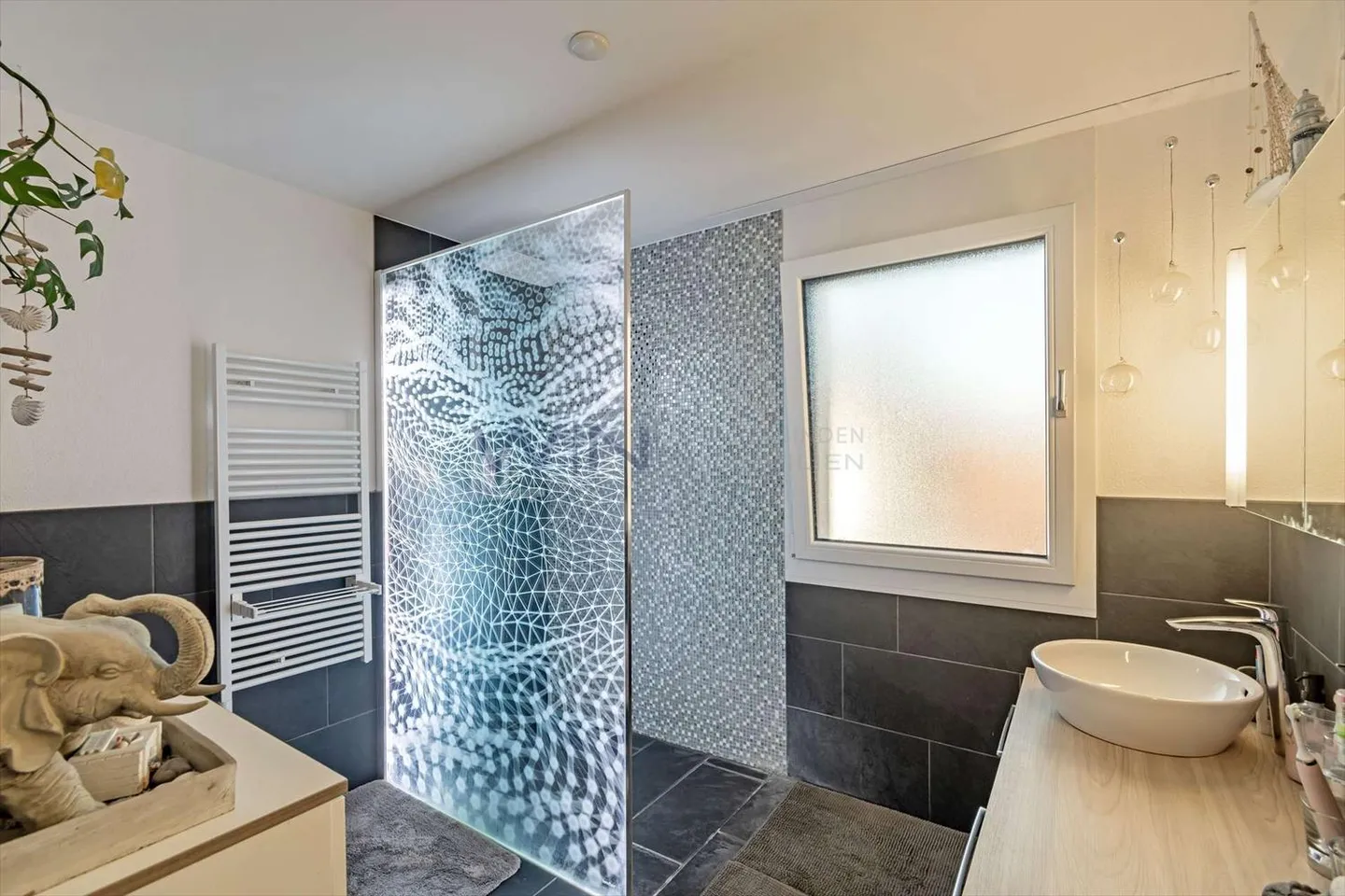 Helle Wohnkultur mit harmonischem Flair - Foto 3 von 8