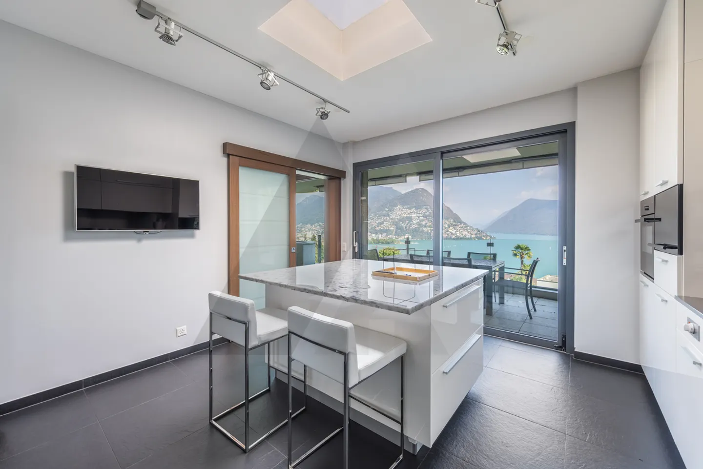 Penthouse with Lake Views - Photo 10 of 16