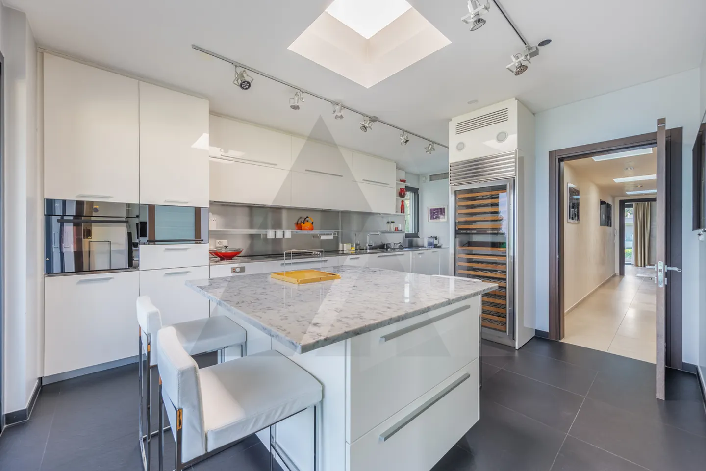 Penthouse with Lake Views - Photo 11 of 16