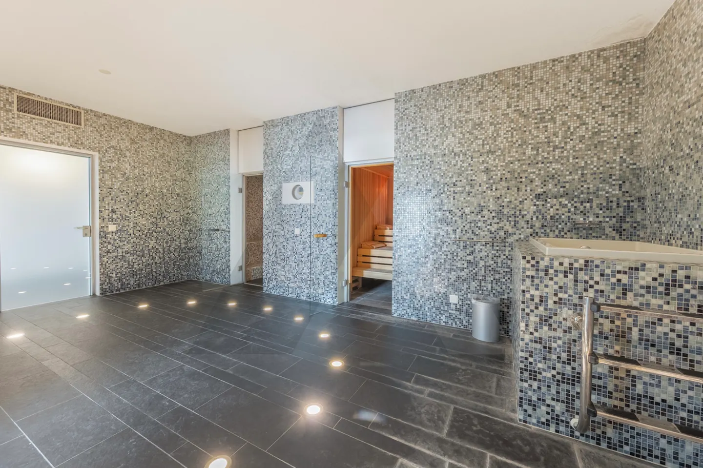 Penthouse with Lake Views - Photo 14 of 16