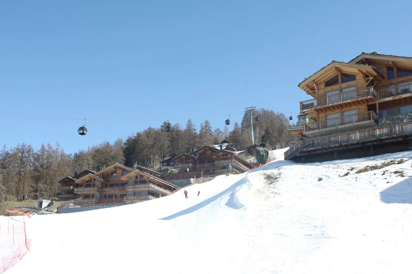 Beautiful Ski-in-Ski-out Apartment with 4.5 Rooms and Stunning Views of the Alps in Veysonnaz - Photo 3 of 13