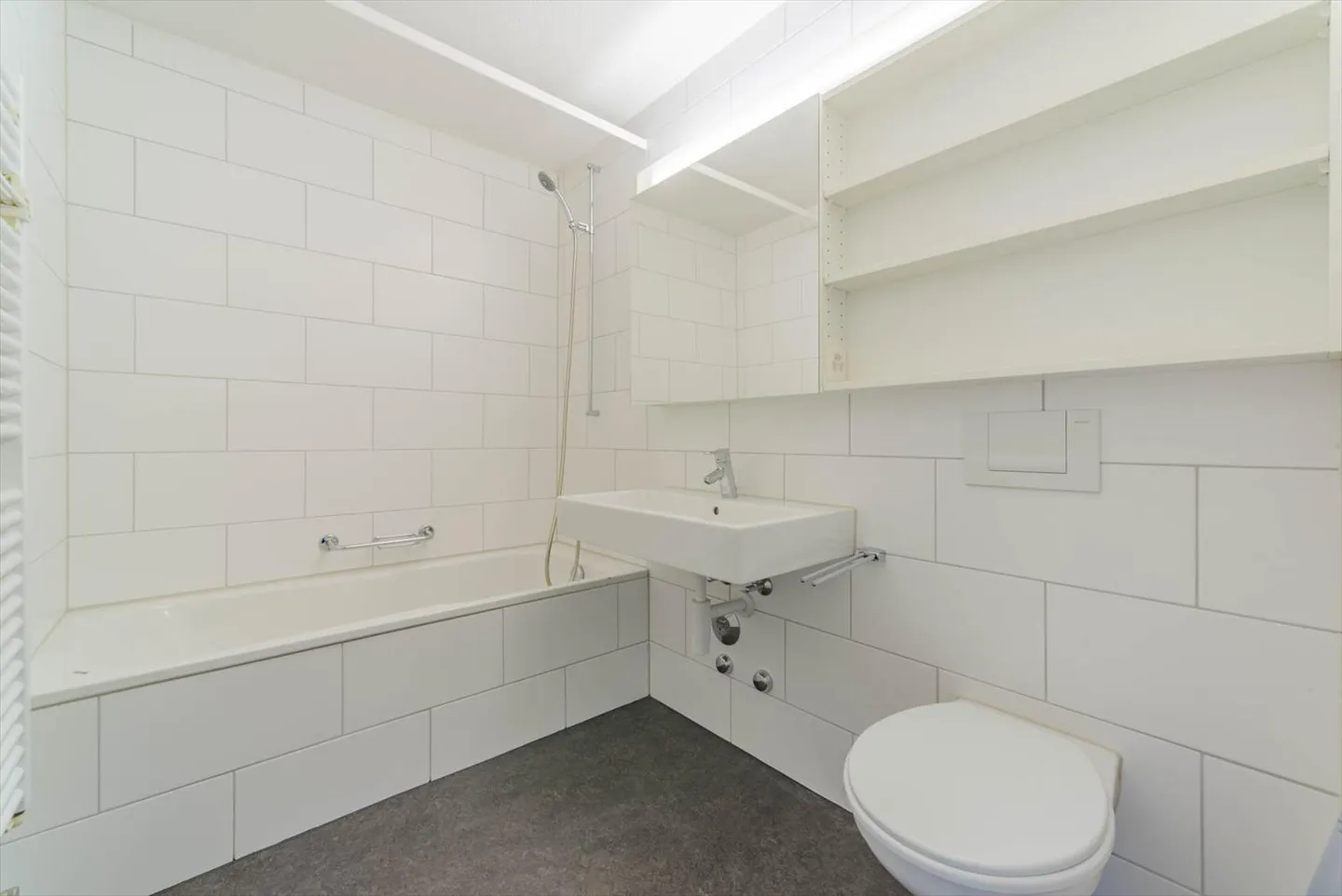 Louer sans dépôt - Quartier résidentiel calme près du lac avec terrasse sur le toit - Photo 4 sur 7