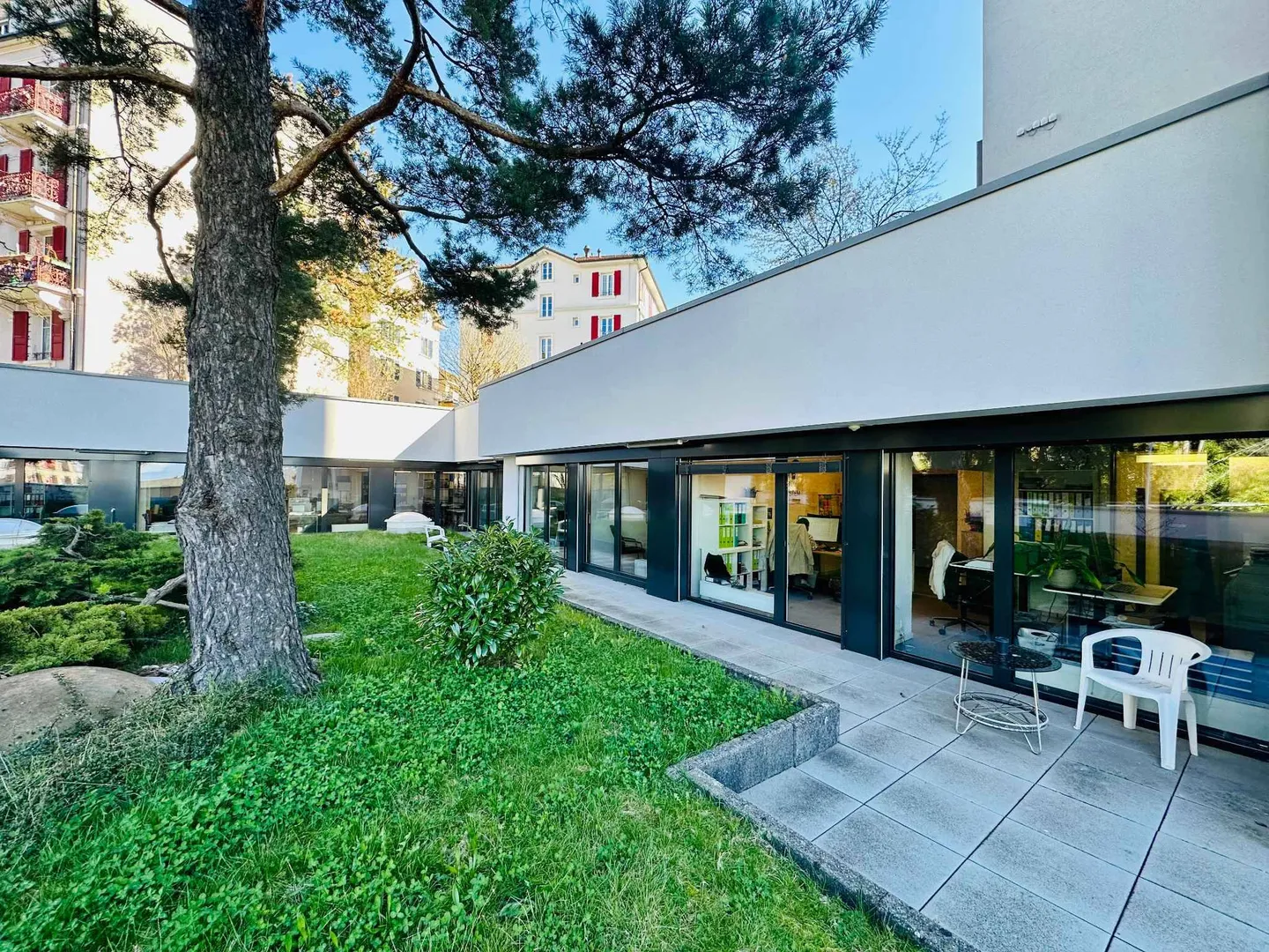 Bright office space for rent - Garden level in Lausanne - Photo 1 of 3