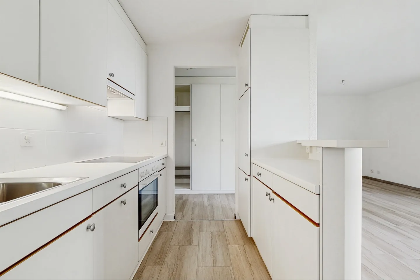 A simple and pleasant living environment - Photo 2 of 11