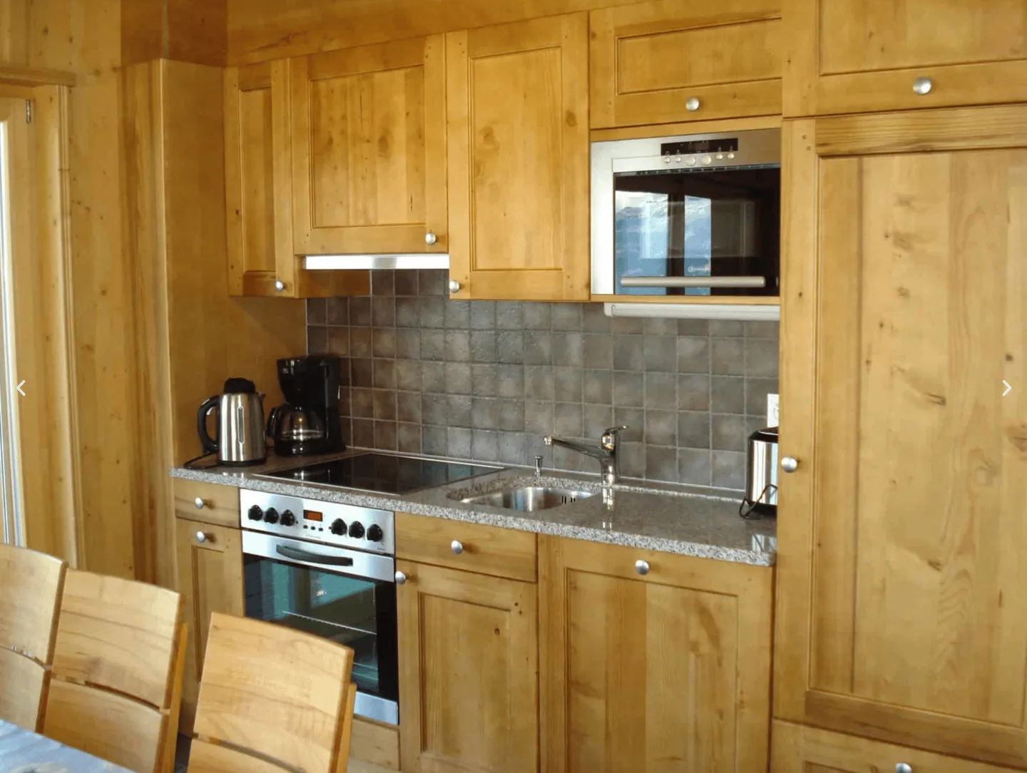 Beautiful Ski-in-Ski-out Apartment with 4.5 Rooms and Stunning Views of the Alps in Veysonnaz - Photo 6 of 13