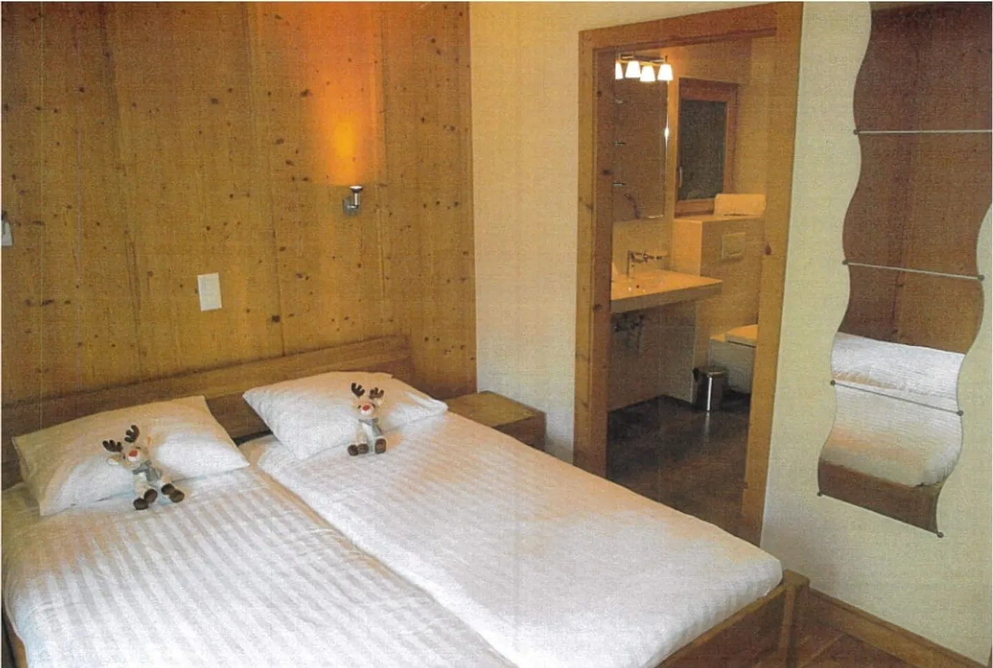 Beautiful Ski-in-Ski-out Apartment with 4.5 Rooms and Stunning Views of the Alps in Veysonnaz - Photo 9 of 13