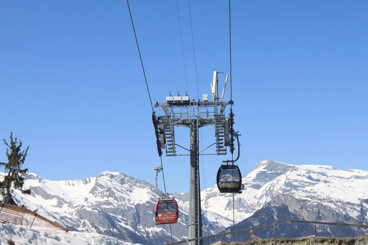 Beautiful Ski-in-Ski-out Apartment with 4.5 Rooms and Stunning Views of the Alps in Veysonnaz - Photo 12 of 13
