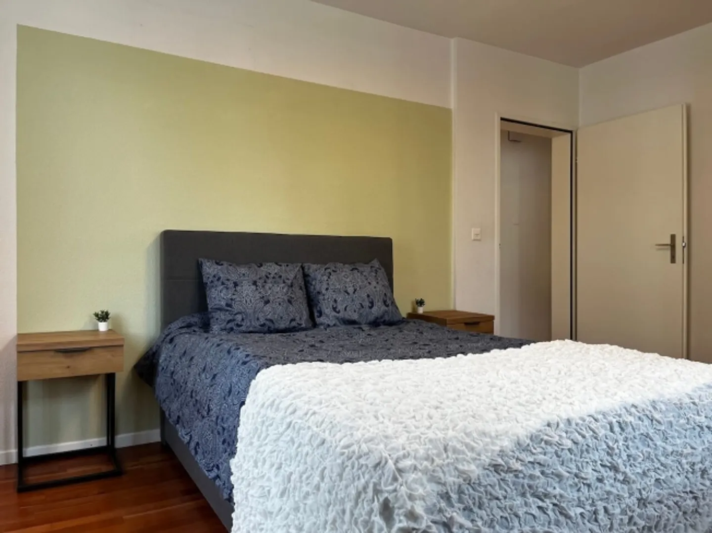 Camera arredata in appartamento modernizzato in posizione centrale - Foto 6 di 13